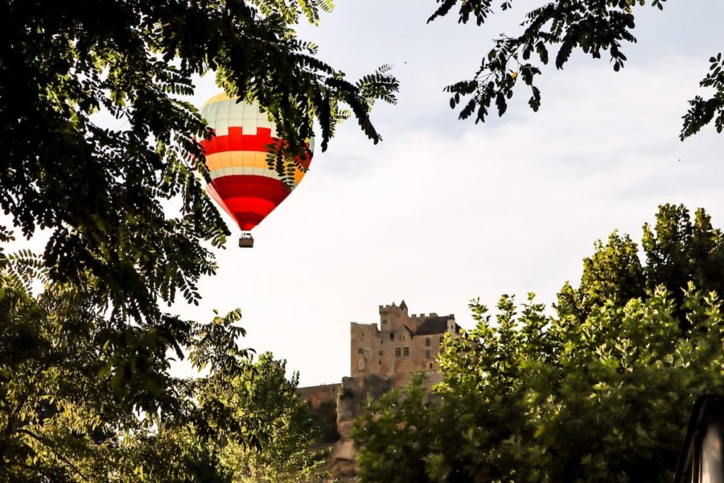 hot air balloon Camping le Capeyrou France - campsites on the dordogne river