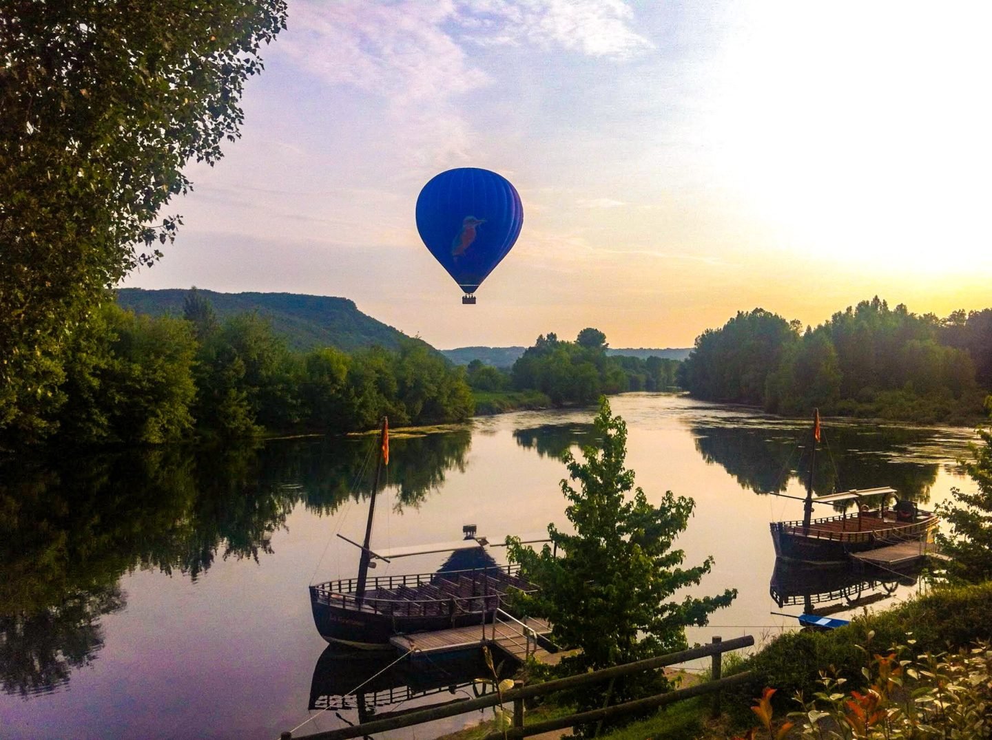 hot air balloon beynac, campsites on the dordogne river, france