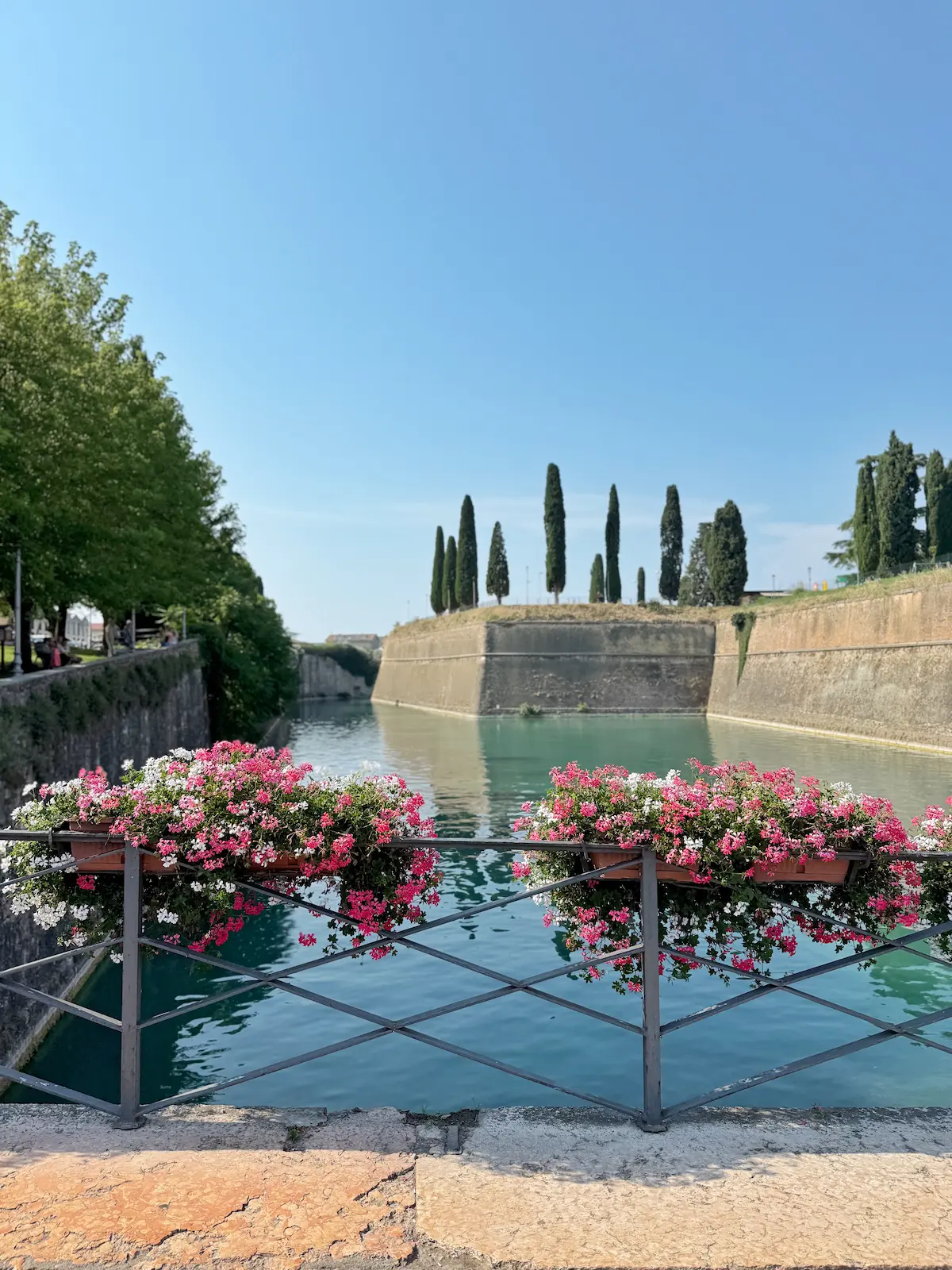 Hu Altomincio review - peschiera del garda fort and canal, italy 