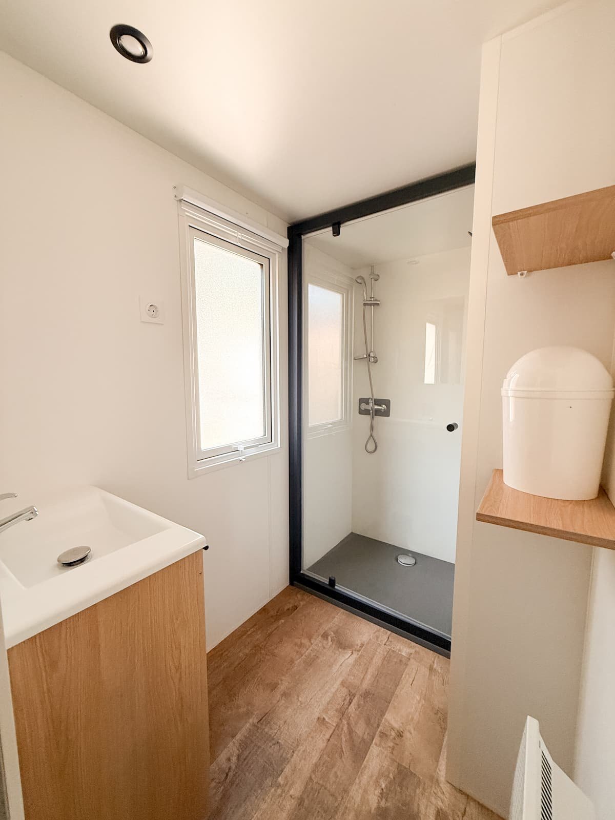 Le Serignan Plage holiday home bathroom