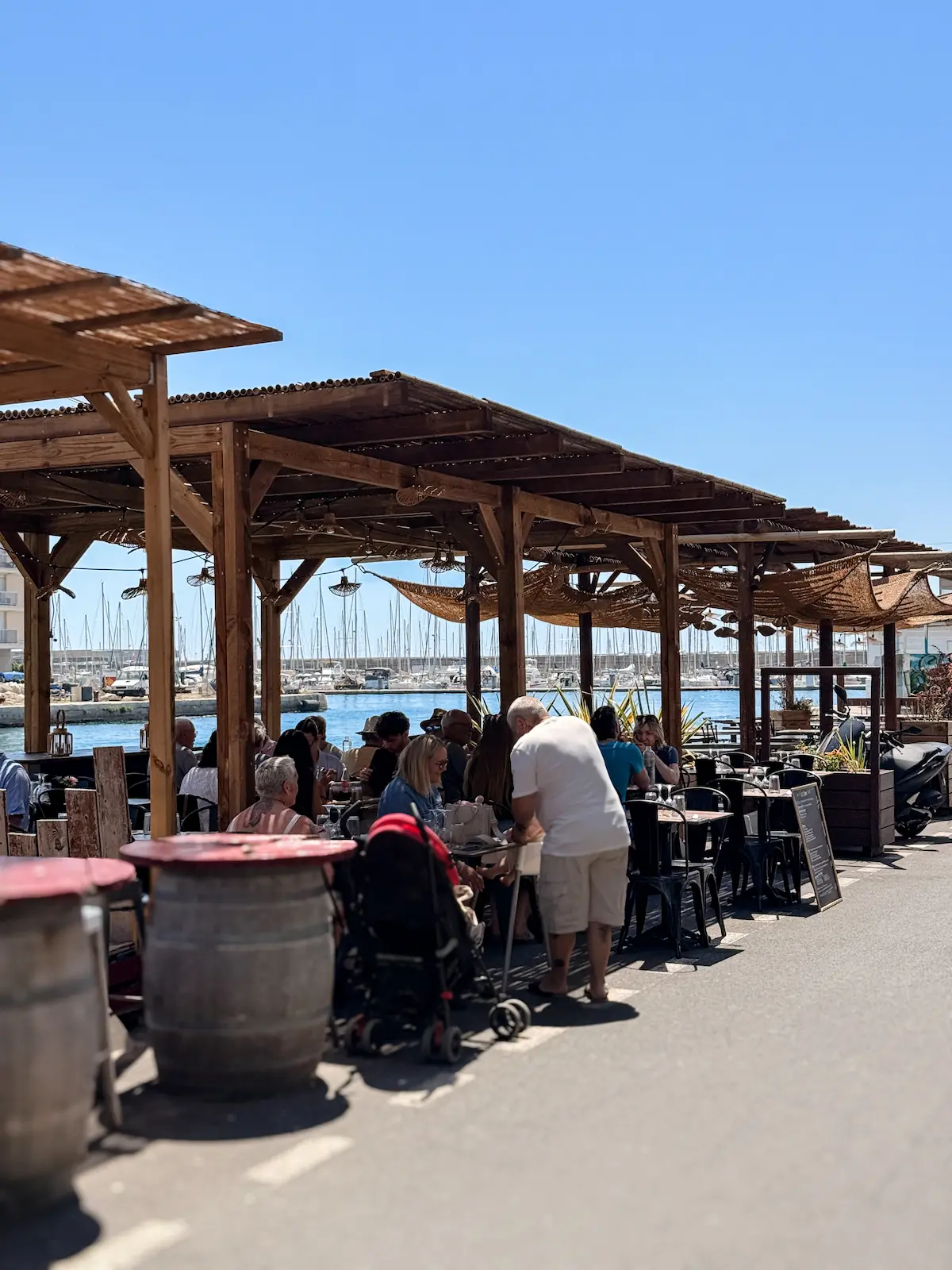 canalside dining sete france